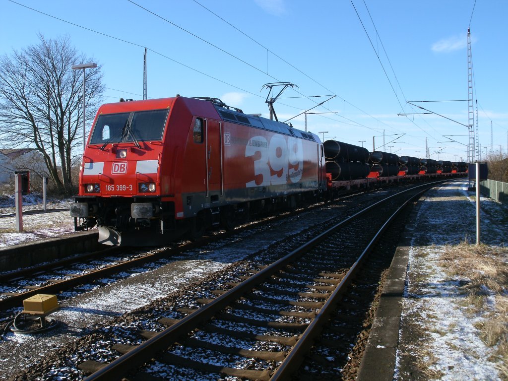 Im Kreuzungs-und berholgleis in Samtens stand am 12.Februar 2011:185 399 mit dem Rhrenzug nach Mukran.