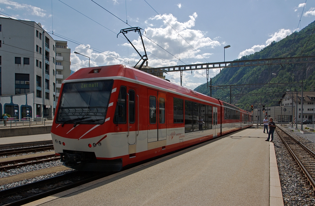 Im leichten Gegenlicht - Der MGB Niederflur-Panoramatriebzug  Stadler - KOMET ABDeh 4/10 2012 fhrt am 28.05.2012 von Brig in Richtung Zermatt. Die Hchstgeschwindigkeit betrgt 80 km/h (Adhsion) bzw. 40 km/h (Zahnrad).