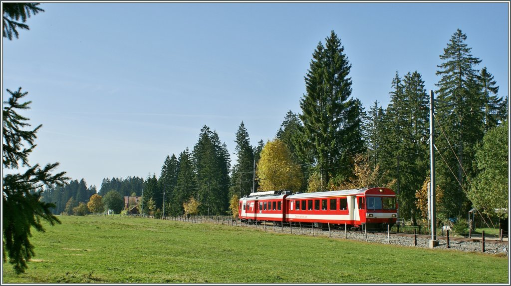 Im leichten Gegenlicht ein CJ Regionalzug nach La Chaux-de-Fonds bei les Creux des Biches am 8. Okt. 2010.