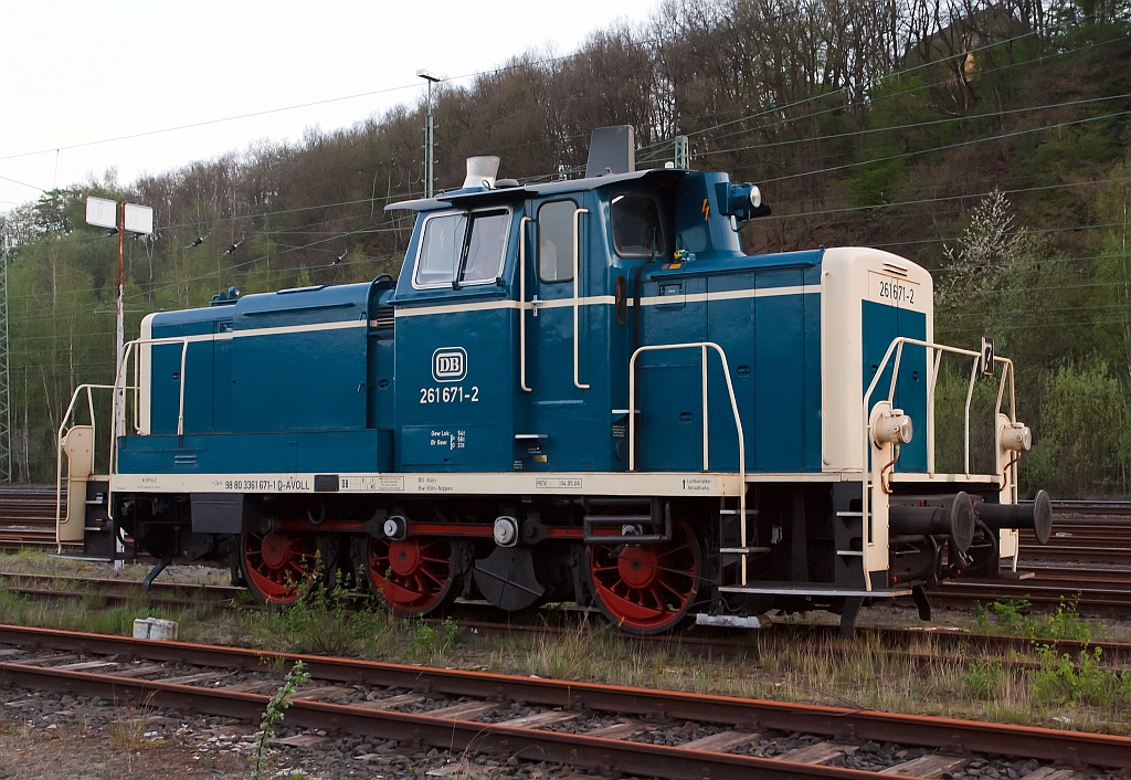 Im letztem Licht: Die 261 671-2 der Aggerbahn (Andreas Voll e.K., Wiehl), ex DB V 60 671, abgestellt am 28.04.2012 in Betzdorf/Sieg. Die V60 wurde 1959 von MaK unter der Fabriknummer 600260 als V 60 671 gebaut, 1968 erfolgte die Umbezeichnung in 261 671-2, 1984 erfolgte schon die Ausmusterung bei der DB.