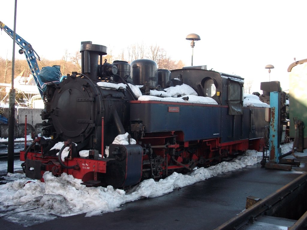 Im Lokschuppen von Putbus gab es fr die  Aquarius C  am 01.Januar 2011 keinen Platz mehr,so das die Lok drauen bleiben mute.