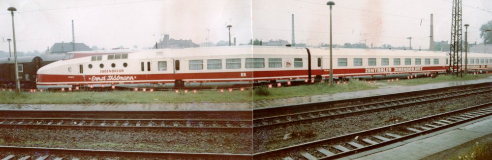 Im Mai 1987 war der damalige FDJ-Jugendclubzug  Ernst Th�lmann  DR 175 006-6 + 175 005-8 auf den damals noch vorhanden Bahnsteig 1a f�r eine Woche in Naumburg Hbf stationiert. (Foto: Hans-J�rg Winterberg)