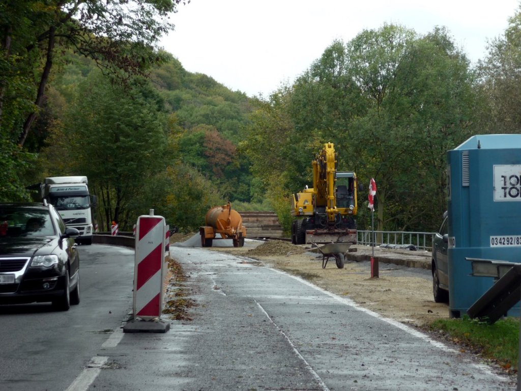 Im Rahmen der Sanierungsarbeiten wird auch die St�tzmauer zwischen Balgst�dt und Laucha erneuert. An der Stelle liegt die Unstrut, die Eisenbahn und die Stra�e am dichtesten nebeneinander. Hier sollen sp�ter die Z�ge mit 80 km/h fahren d�rfen; 12.10.2011 (Foto: Klaus Pollm�cher)
