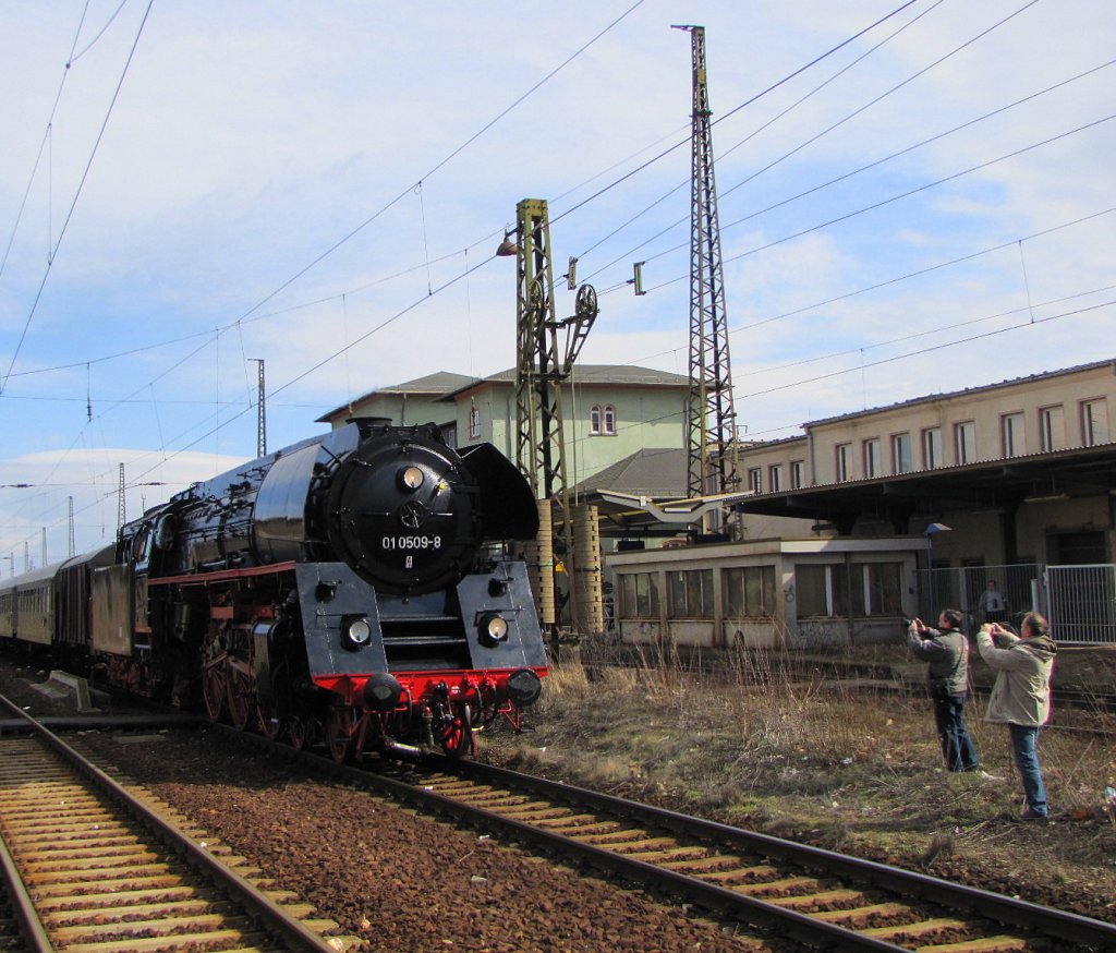 Im Rahmen der vom SEM Chemnitz durchgef�hrten Sonderfahrt  Schnellzugdampf durch das Saaletal , war heute die DR 01 0509-8 mit einem Sonderzug von Chemnitz nach Saalfeld (Saale) zu einem Betriebshalt in Naumburg Hbf zu Gast; 20.03.2010