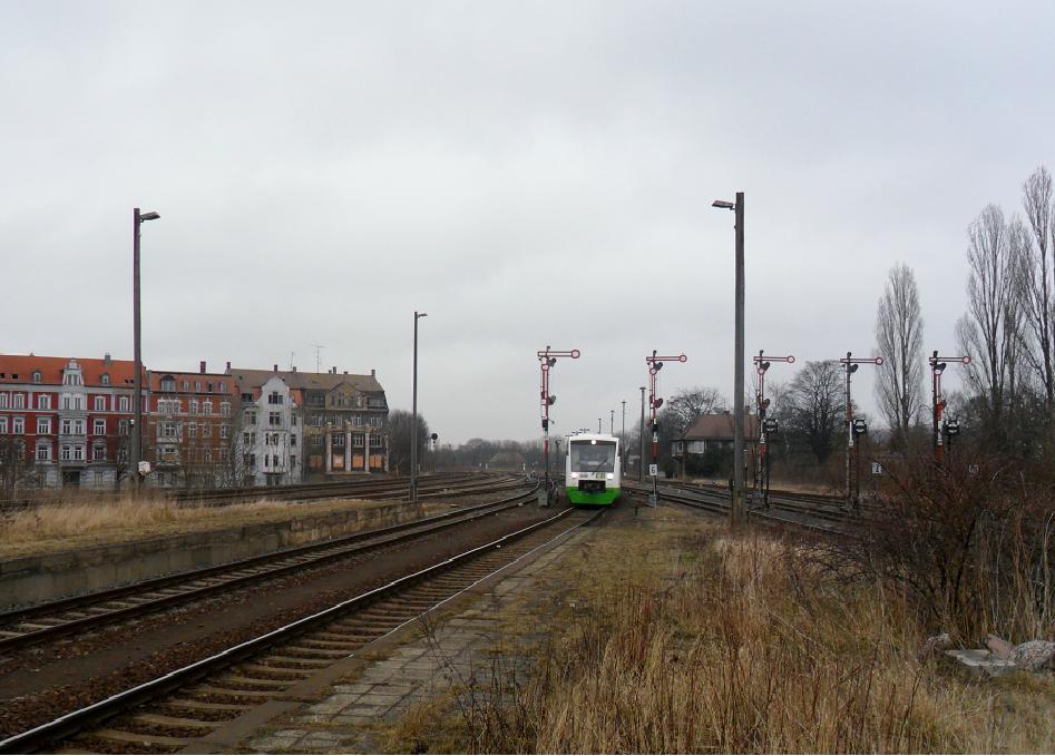 Im Rahmen einer Streckenerkenntnisfahrt der Erfurter Bahn (EB) erreichte erstmalig am 11.03.2012 der EB VT 009 als DLr 92272 von Leipzig Hbf nach Gera Hbf den Bf Zeitz.
Die EB �bernimmt auf der Strecke den Personenverkehr ab dem kleinen Fahrplanwechsel im Sommer.