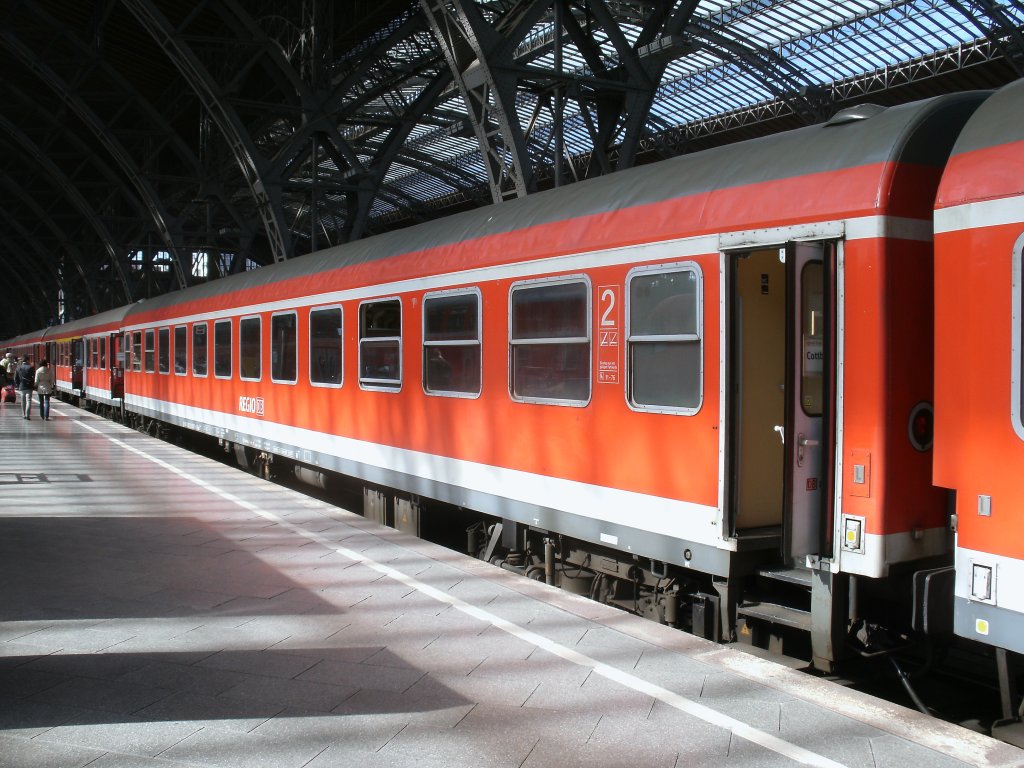 Im RE-Verkehr zwischen Cottbus und Leipzig kommen die frhren InterRegiowagen zum Einsatz.Am 26.Mrz 2012 stand der Bimz 51 80 22-95 673-5 in Leipzig.