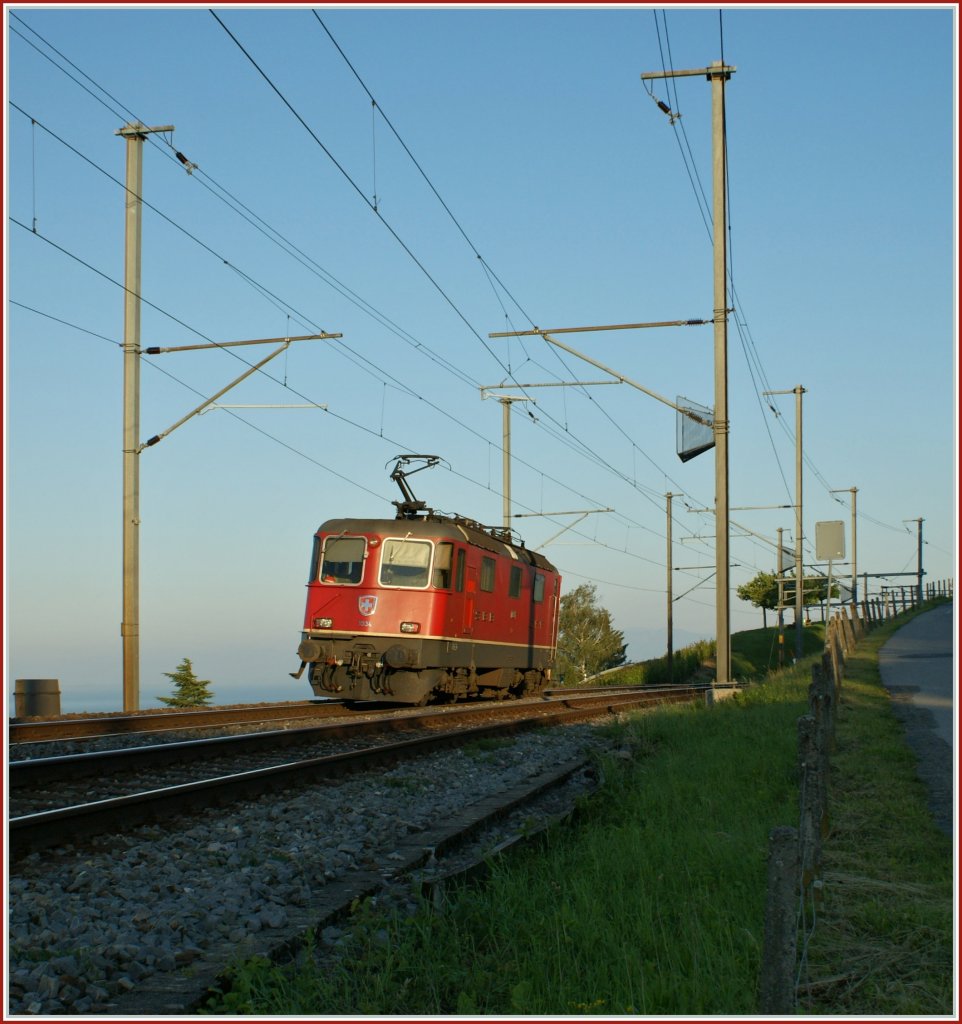 Im Scheinwerferlicht der Morgensonne: Re 4/4 II 11334 in Grandvaux am 23. Juni 2010.