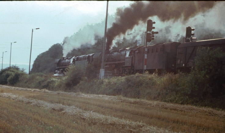 Im September 1980 hat der Bahnhof Nebra schon Lichtsignaltechnik erhalten. Zwei 44er haben mit einem G�terzug Richtung Artern soeben Ausfahrtsfreihgabe erhalten. (Foto: Peter Polzin)