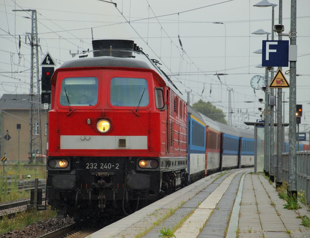 Im strmenden Regen stand am 22.7.11 die 232 240-2 mit dem EC 178 nach Szczecin Glowny abfahrbereit im Bahnhof von Angermnde. 