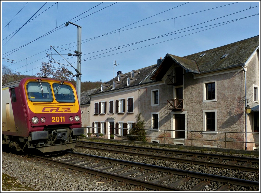 Im Tal der Alzette zwischen Cruchten und Pettingen liegt die gut erhaltene Mhle von Essingen, aber leider gibt es hier kaum Mglichkeiten diese mitsamt des ganzen Zuges abzulichten. So entstand am 09.03.2012 dieses etwas andere Bahnbild, als der Triebzug Z 2011 als RB 3595 Diekirch - Luxemburg Stadt an der Mhle in Essingen vorbei fuhr. (Jeanny)