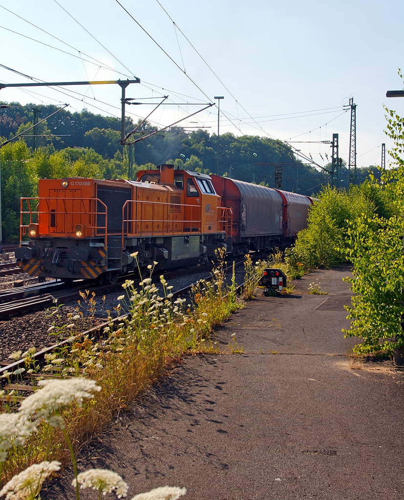 Im vollem Gegenlicht – 
Die Lok 46 der KSW (Kreisbahn Siegen-Wittgenstein), eine Vossloh G 1700 -2 BB (eingestellt als 92 80 1277 807-4 D-KSW) kommt am 22.07.2013 in Betzdorf/Sieg mit einem lagen Gterzug aus den Abstellbereich, um den Gterzug in Richtung Siegen bzw. Kreuztal zu ziehen. 
Die Lok wurde 2008 bei Vossloh unter der Fabriknummer 5001680 fr die KSW gebaut.