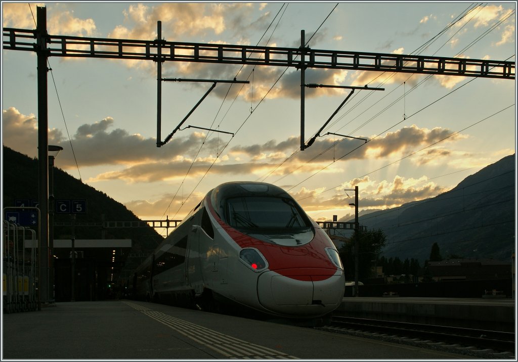In der Abenddmerung macht der ETR 610 als EC 56 einen Halt in Visp.
3. Aug. 2012