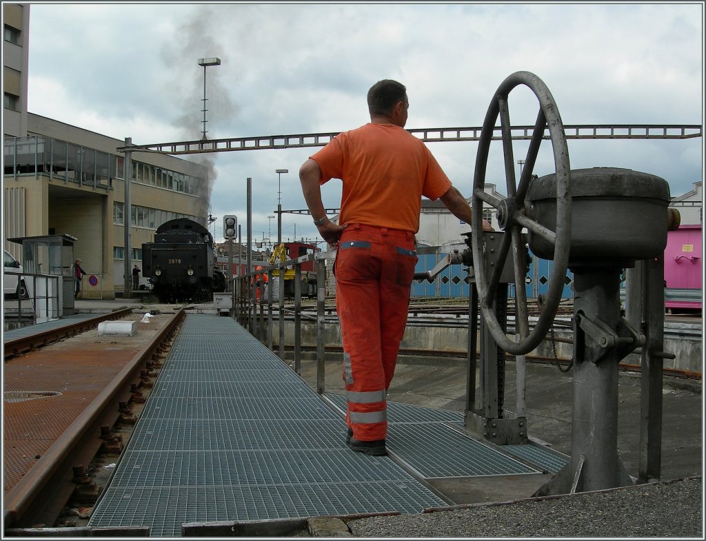 In Anlehnung eines hnlichen Textes in eine andern Zusammenhang: 
Auch ein schner Rcken kann entzcken...
Die C 5/6 bei der Fahrt auf die Drehscheibe in Lausanne am 2. Sept. 2012