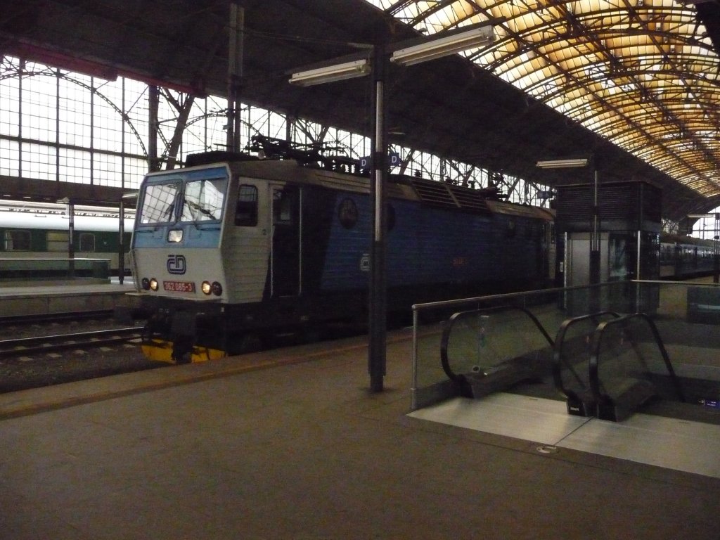 In der bei hartnckigem Nebel nur schwach ausgeleuchteten Bahnhofshalle in Praha hlavn nadraz lst sich 362 085 aus den Schatten und fhrt aus. 31.10.2011