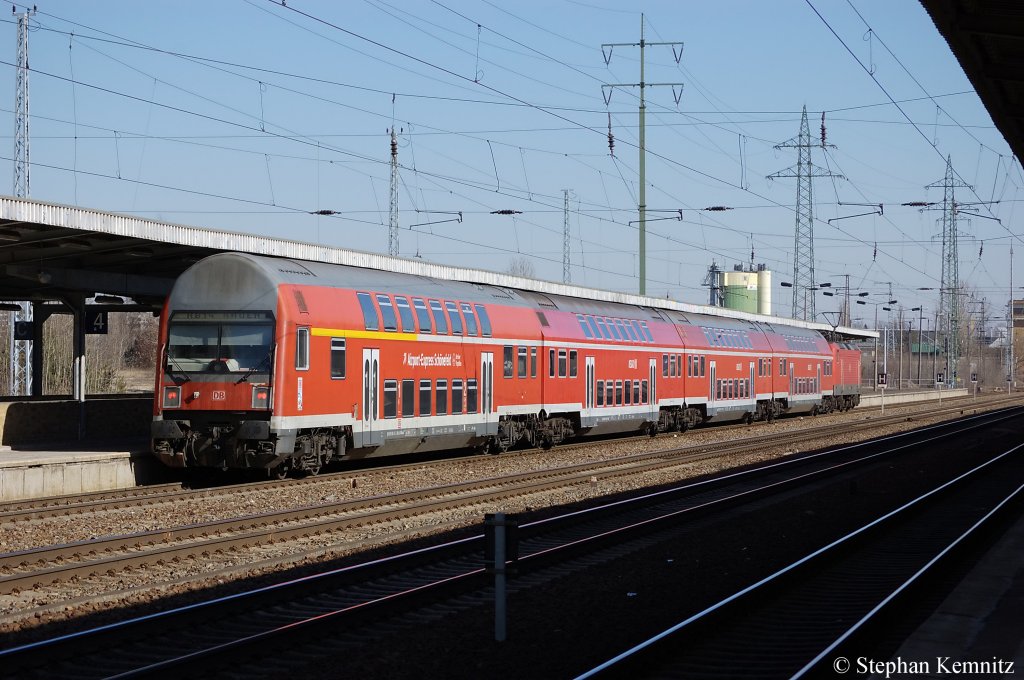 In Berlin Schnefeld Flughafen steht die RB14 (RB 18916) nach Nauen. Gezogen hatte die 143 251-7. 08.03.2011