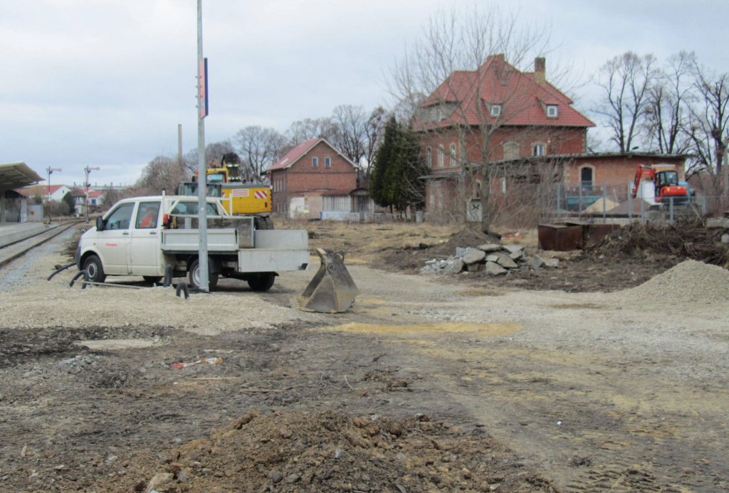 In diesem Bereich entsteht die neue Schnittstelle zwischen Bahn und Bus im Bf Laucha; 12.03.2012 (Foto: Dieter Thomas)