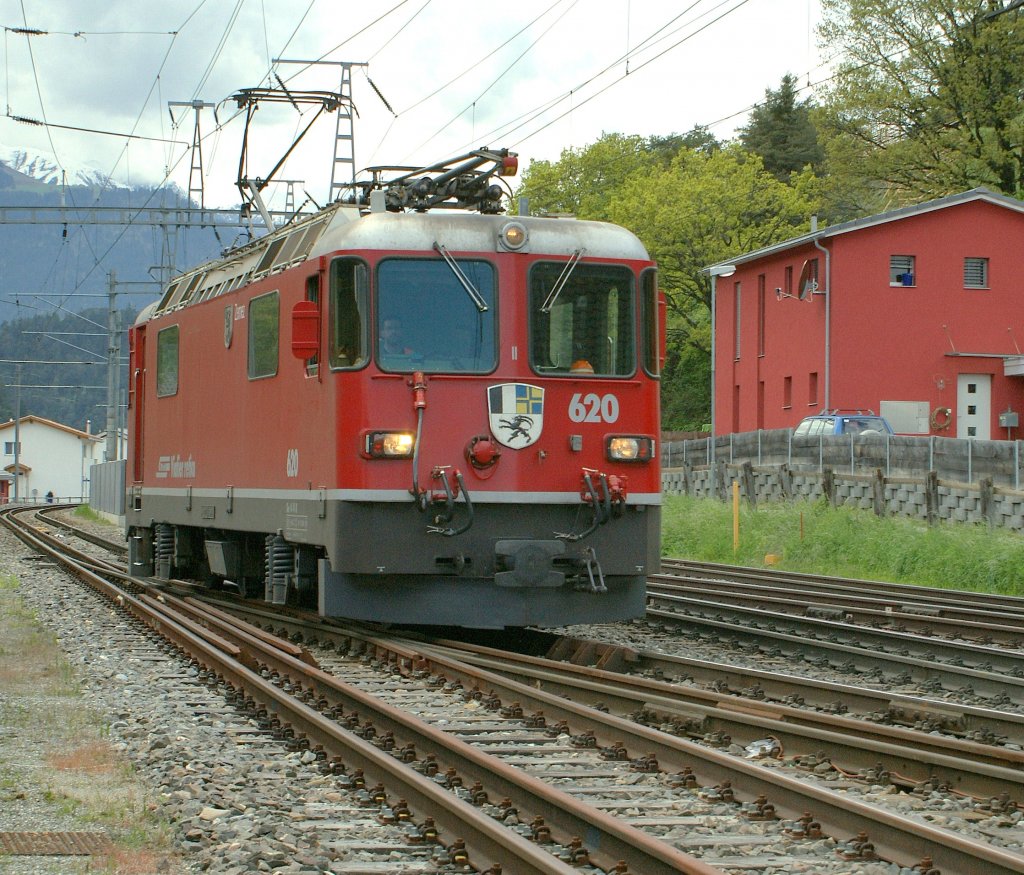 In Domat-Ems fdelt sich das Dreischienengleis in die Doppelspur ein. 
RhB Ge 4/4 II 620 auf der Fahrt Richtung Chur. 
10.50.2010