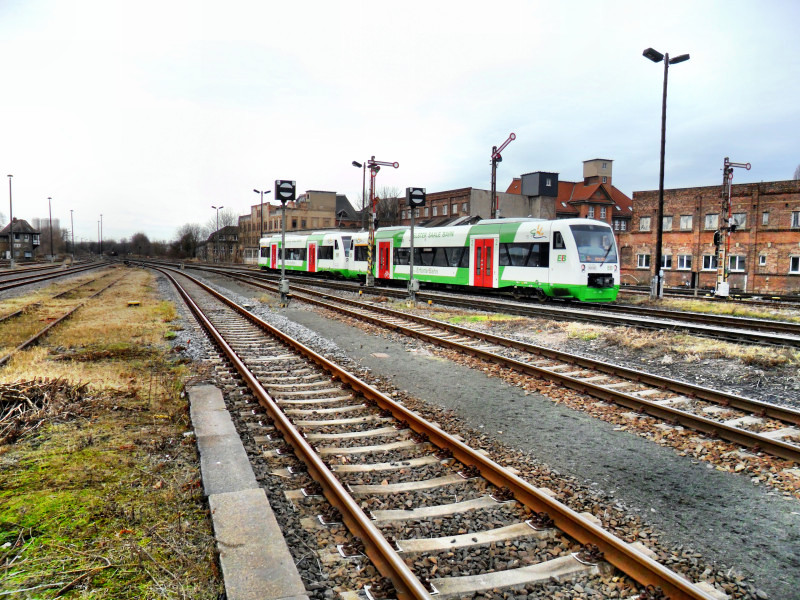 In Doppeltraktion f�hrt die  ELSTER SAALE BAHN  Silvester 2012 als EB 37449 (Leipzig Hbf - Saalfeld (Saale)) in Zeitz aus. Im Hintergrund sieht man ein ehemaliges Fabrikgeb�ude des  VEB ZEKIWA ; 31.12.2012