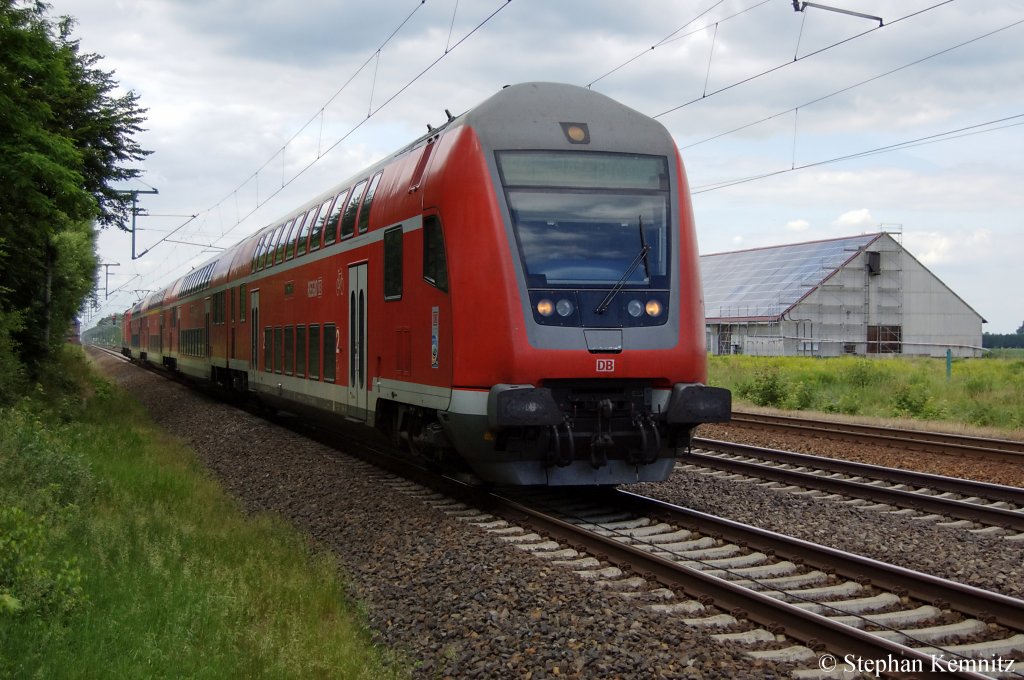 In Friesack(Mark) fhrt gerade die RE4 (RE 37311) nach Jterbog ein. Geschoben hatte die 114 036-7. 09.06.2011