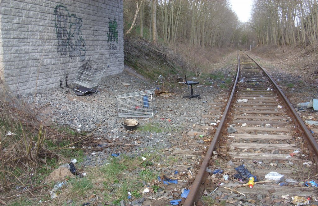 In letzter Zeit wird immer wieder der Gleisk�rper, der Bahndamm und Bahndurchl�sse an der Unstrutbahn illegal zur M�llentsorgung genutzt. So wie auf dem Bild von Ingo Heidenreich vom 20.04.2013 unter der Ro�lebender Armutsbr�cke. In einigen F�llen waren es Kinder die eine Barrikade auf den Schienen aufgebaut haben. An anderer Stelle sind es B�rgerinnen und B�rger, die kostenfrei ihren M�ll entsorgen. Die Gleisanlagen der Th�ringer Unstrutbahn von Artern nach Wangen werden seit dem Jahr 2009 von der Deutschen Regionaleisenbahn betrieben. Die Gleisanlagen sind nicht gesperrt oder stillgelegt. Unser Verein bestellt �ber 60 Sonderz�ge im Jahr auf der seit 2006 nicht mehr im Schienenpersonennahverkehr betriebenen Th�ringer Unstrutbahn. Wir sind bem�ht, dass das Umfeld an der Unstrutbahn weitgehend aufger�umt ist und dass die Touristen mit sch�nen Eindr�cken von unserer Heimat berichten k�nnen. M�ll am Gleisk�rper der Unstrutbahn hinterl�sst dabei keinen guten Eindruck.
