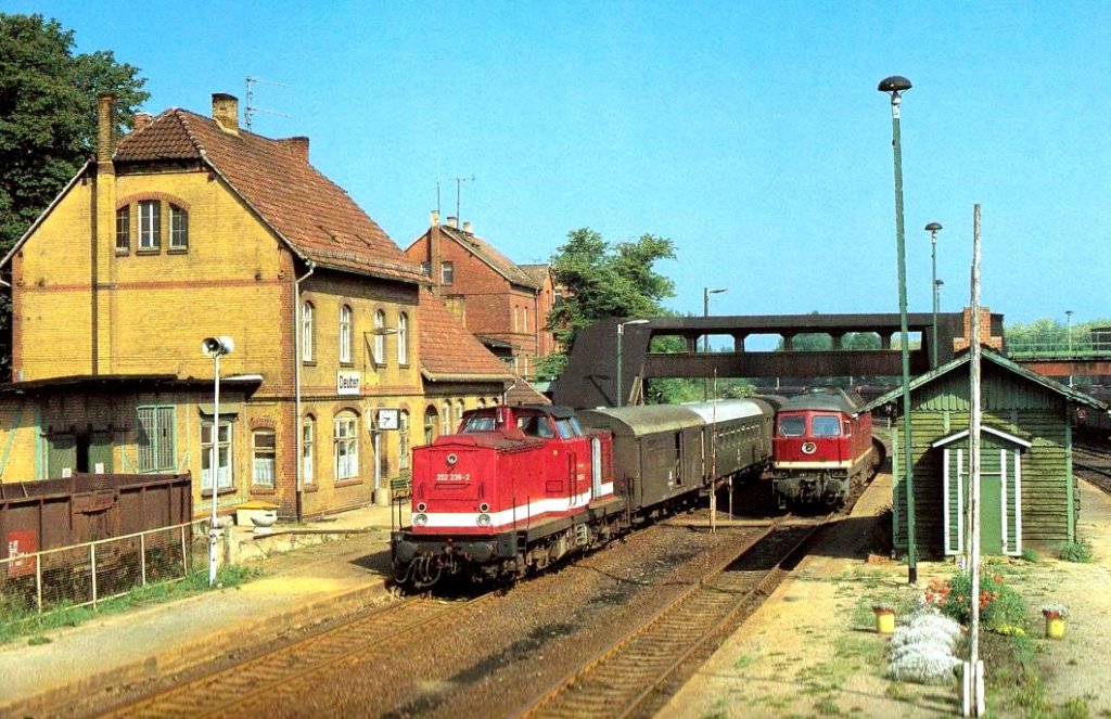 In den Morgenstunden des 25.03.1993 gab es infolge von Br�ckenbauarbeiten bei Zangenberg (KBS 551) ein gro�es Durcheinander. Eigentlich sollte die als Lz von Halle (S) kommende DB 232 198-2 ein Kohlependel von Zeitz abholen. Infolge der Versp�tung hatte der Zeitzer Lokleiter diesen bereits mit der DB 220 345-3 auf die Reise geschickt. Um dem am Hp 0 zeigenden Ausfahrtsignal Zangenberg wartenden Zug in Deuben die Durchfahrt zu erm�glichen, dirigierte man zun�chst die 232 198 auf das letzte freie Gleis am Bahnhofsgeb�ude. Wenig sp�ter rauschte am Hallenser Lokf�hrer seine Fuhre vorbei. Sein �rger �ber die Nutzlosigkeit der Anreise hielt sich in Grenzen, war doch auf seiner  Ludmilla  ein L�fterschaden aufgetreten, so da� diese nur mit den ersten sieben Fahrstufen fahrbereit war. Als der N 6459 von Wei�enfels nach Zeitz mit halbst�ndiger Versp�tung mit der DB 202 238-2 Deuben erreicht, kann die Hallenser 232 198-2 die R�ckreise �ber Wei�enfels antreten. (Foto: Gerhard Bank, Mit freundlicher Genehmigung des Kosmos Verlags, entnommen aus dem Buch  Deutschlands Nebenbahnen  von Gerhard Bank, (c) 1997 Franckh-Kosmos Verlags-GmbH & Co KG, Stuttgart)