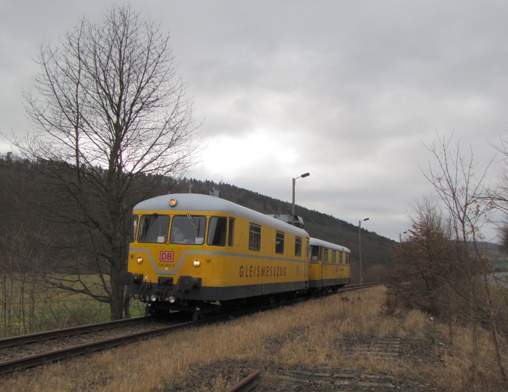 In Nebra zogen die Gleismesstriebwagen 725 002-0 + 726 002-9 noch bis hinter das Einfahrtssignal rau, bevor es als NbZ 94022 zur�ck nach Naumburg Hbf ging; 12.03.2012 