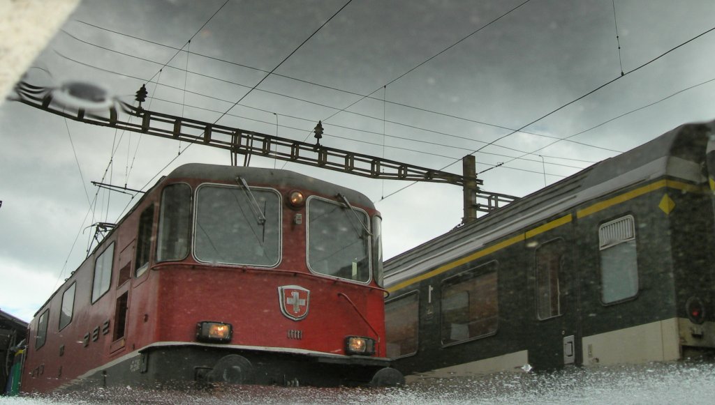 In einer Pftze, auf dem Bahnsteig in Lausanne, spiegelt sich vor dem Hintergrund eines EW IV die Re 4/4 II 11111.
29. Februar 2008 