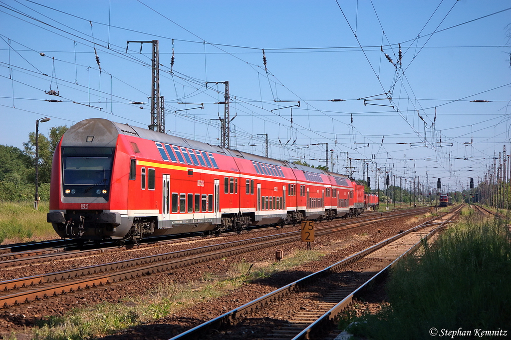 In Priort fhrt gerade die RB21 (RB 18689) von Wustermark nach Potsdam Hbf ein und geschoben hatte die 143 556-9. Weiter hinten im Bild sieht man die 231 012-6 mit dem Dampfsonderzug  Potsdam – Historische Schlsserrundfahrt . Wegen Waldbrandstufe 4 in Land Brandenburg durfte die 52 8177-9 nicht genutzt werden. Die 119 158-4 konnte auch wegen Getriebeschaden nicht genutzt werden und so sprang die 231 012-6 ein damit die Fahrten stand finden konnten. 26.05.2012