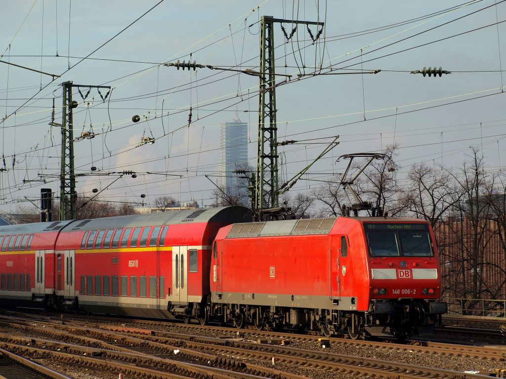 In Richtung Kln Hbf schub 146 006-2 den RE 1 nach Aachen Hbf am 20.11