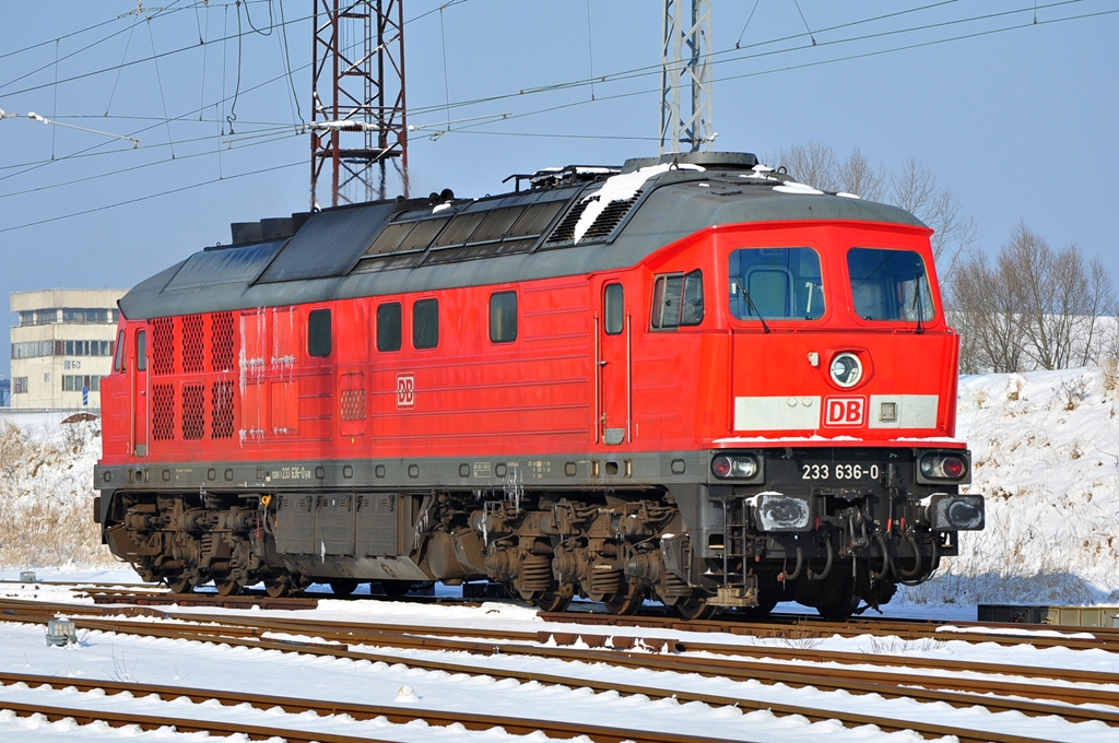 In Rostock-Seehafen rangiert leisen brummend die 232 636 am 05.02.2012.