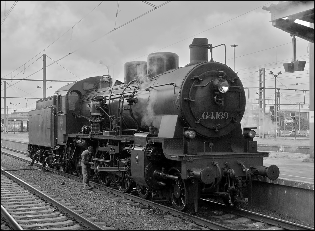 In der S/W Bearbeitung fllt die SNCB Farbgebung der P8 nicht so offensichtlich ins Auge, da es sich bei dieser Lok ja um die rumnische 230 084 (Fabriknummer 18939) handelt, die 2007 in die belgische HLV 64.169 umgewandelt wurde. 
Das Bild enstand am 08.05.2010 in Schaerbeek whrend der Feierlichkeiten zu 175 Jahre Eisenbahn in Belgien. (Hans)
