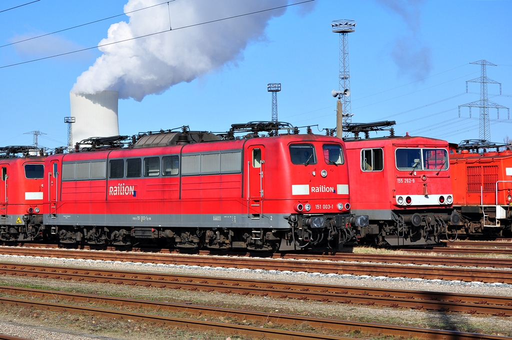 In der warmen Mrzsonne genieen die 151 003 und die 155 262 ihren wohlverdienten Ruhestand.Geknipst am 01.03.2013 in Rostock Seehafen. 