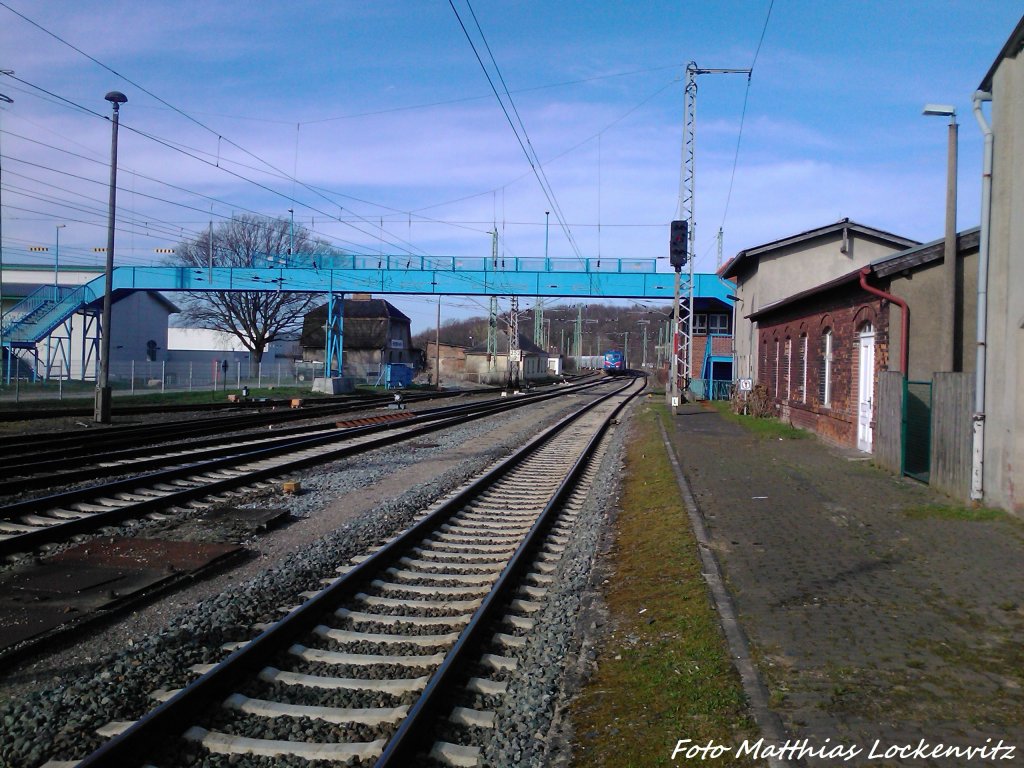 In weiter ferne kommt SRI 151 170 aus Lancken bei der Einfahrt in den Bahnhof Bergen auf Rgen am 19.4.13