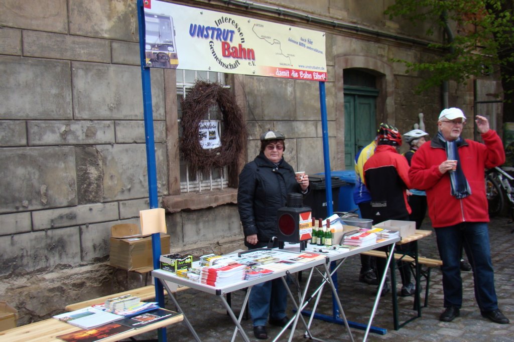 Infostand der IG Unstrutbahn e.V. w�hrend dem  Freyburger Weinfr�hling , am 01.05.2013 an der M�hle in Zeddenbach. (Foto: G�nther G�bel)