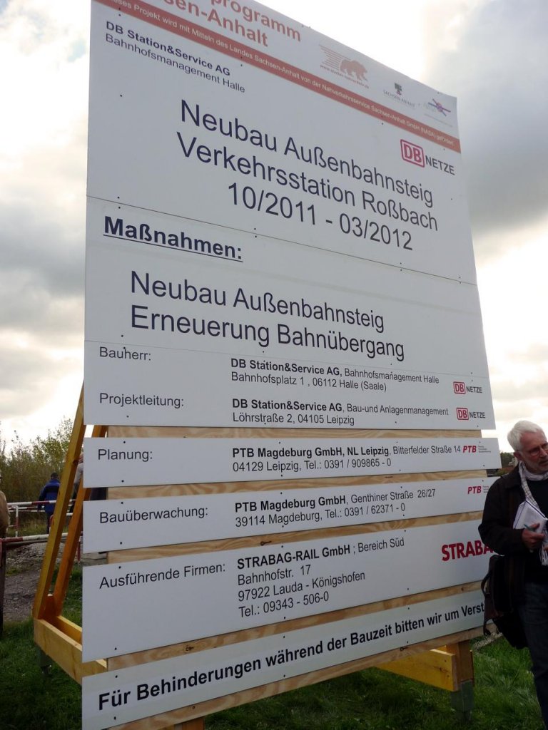 Infotafel zum Neubau des ersten Haltepunkts in Ro�bach, der im Rahmen der Umbauarbeiten an der Unstrutbahn errichtet wird; 07.10.2011 (Foto: Klaus Pollm�cher)