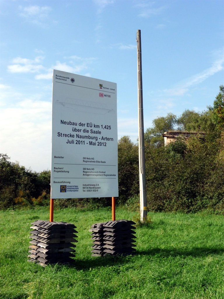 Infotafel zum Neubau der Saalebr�cke bei Ro�bach; 23.09.2011 (Foto: Klaus Pollm�cher)
