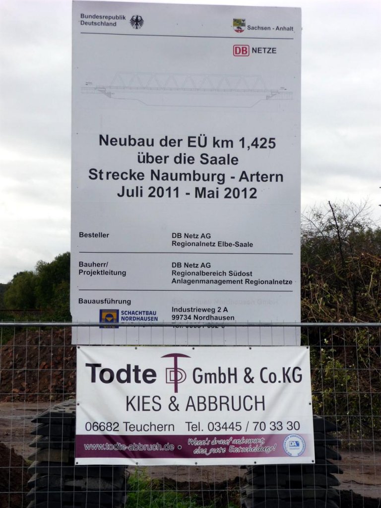 Infotafel zum Neubau der Saalebr�cke in Ro�bach, die im Rahmen der Umbauarbeiten an der Unstrutbahn komplett erneuert wird; 07.10.2011 (Foto: Klaus Pollm�cher)