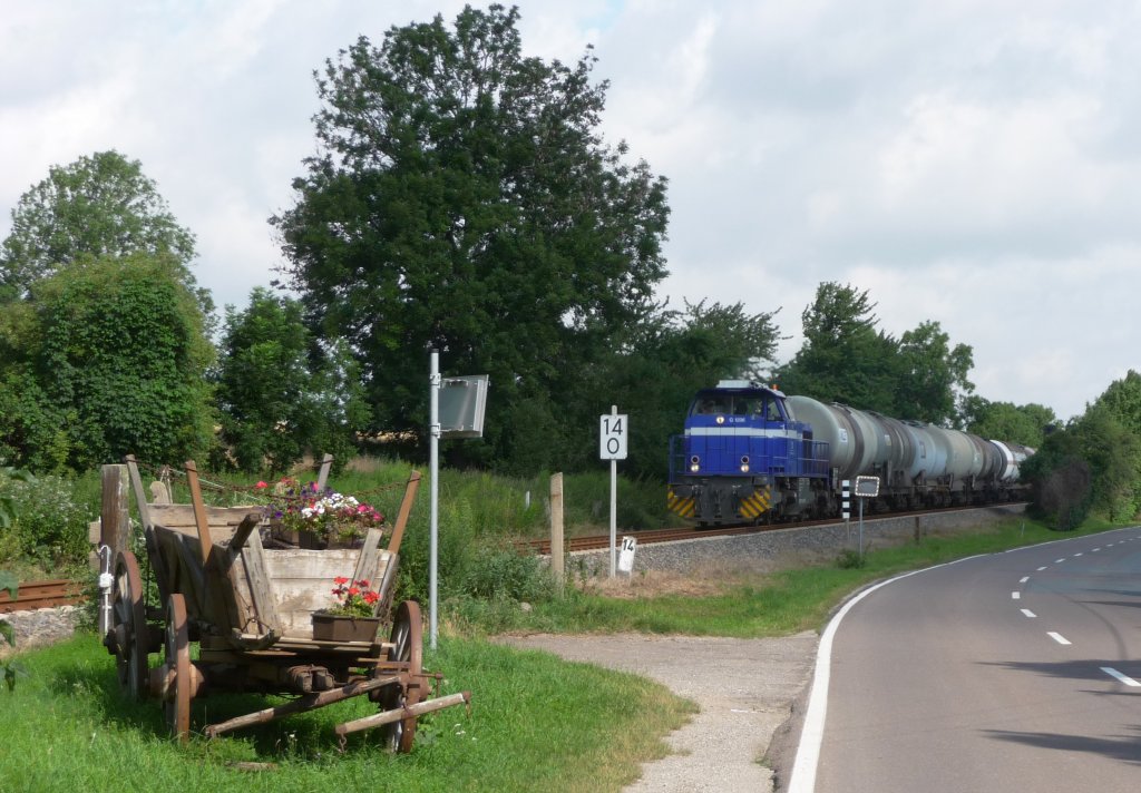 Infra Leuna 207 mit Kesselwagen aus der Abstellung in Karsdorf, passiert am 11.07.2012 auf der Fahrt Richtung Naumburg den ehemaligen Posten 6a Laucha. (Foto: Klaus Pollm�cher)
