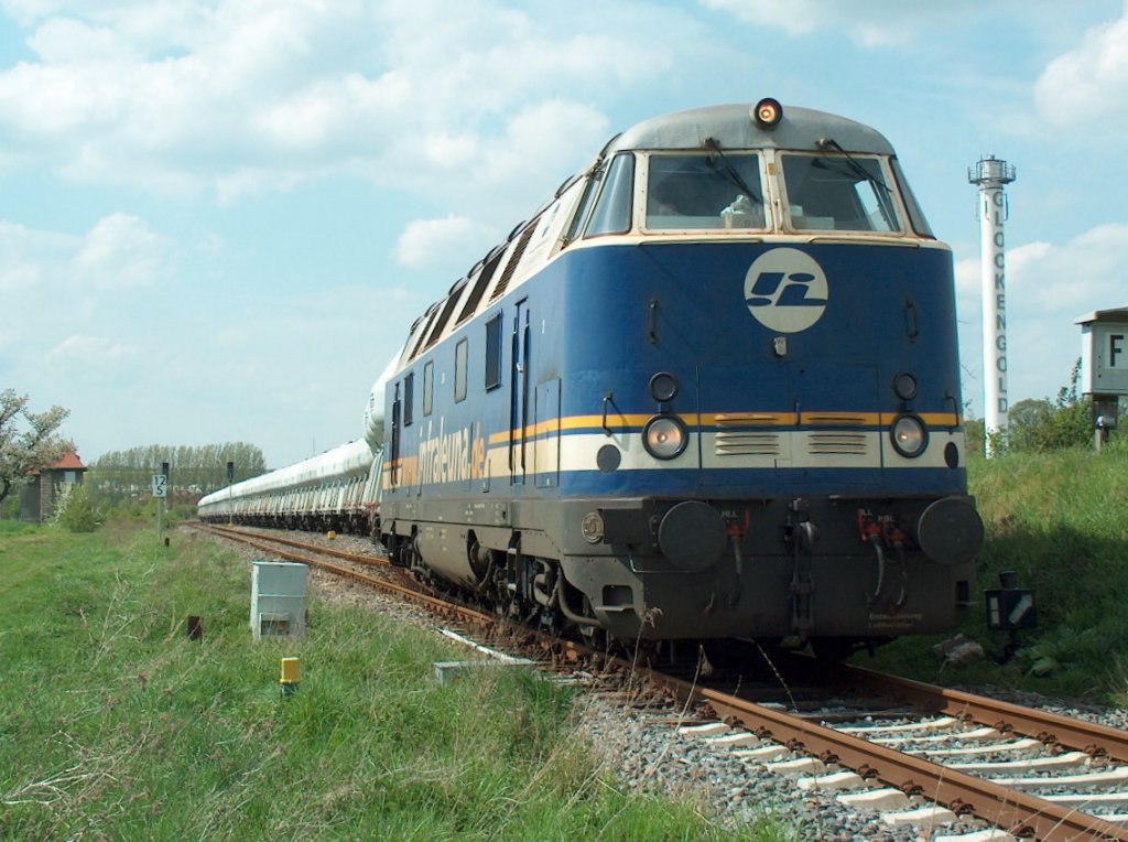 InfraLeuna 204 mit einem Zementzug aus Karsdorf, am 30.04.2008 bei der Ausfahrt in Laucha.