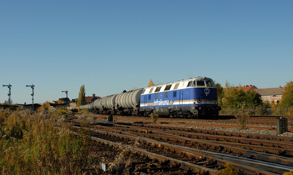 InfraLeuna 204 mit Kesselwagen am 19.10.2012 bei der Ausfahrt in Zeitz. (Foto: Silvio Vernaldi)