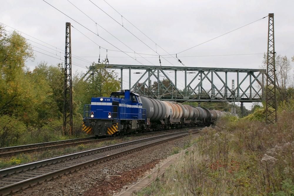 InfraLeuna 207 mit einem Kesselwagenzug unterhalb des �berf�hrungsbauwerks nach Naumburg Ost, in Naumburg Hbf; 15.10.2009 (Foto: Marco Zergiebel)