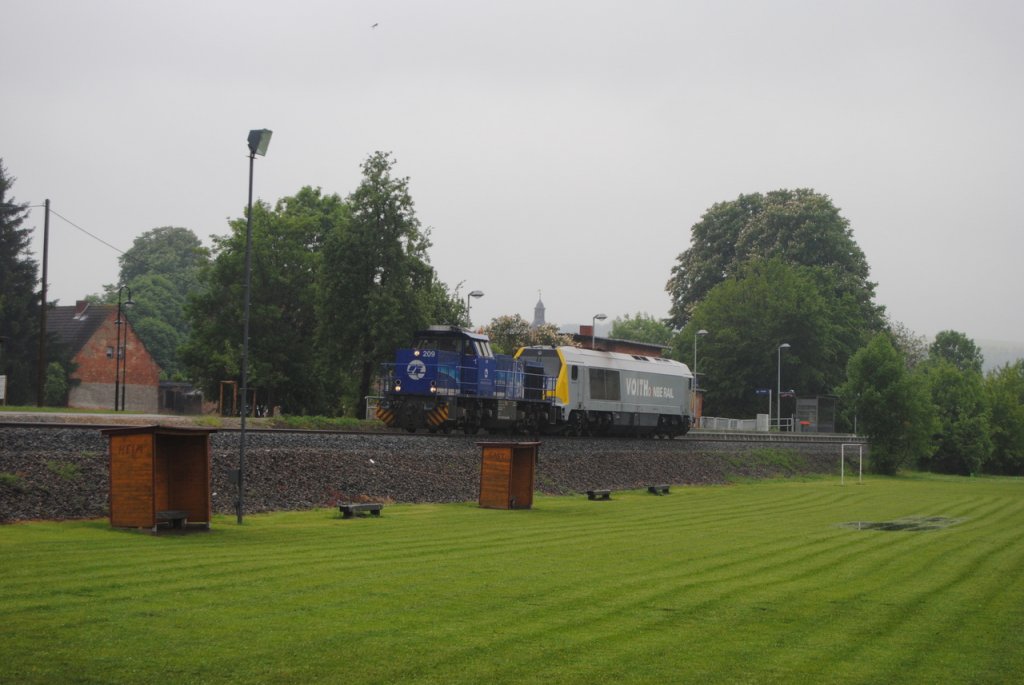 InfraLeuna 209 + 263 006-9 als Tfzf von Karsdorf nach (vermutlich) Leuna, am 31.05.2013 in Balgst�dt. Sie brachten jeweils einen Kesselwagenzug zur Abstellung nach Karsdorf. (Foto: Dampflok015)