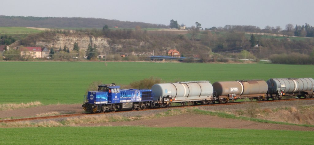 InfraLeuna 209 (92 80 1275 012-3 D-LEUNA) mit einem Kesselwagen-Leerzug von TOTAL aus Leuna, auf der Fahrt bei Kleinjena zur Abstellung nach Karsdorf. (Foto: G�nther G�bel)