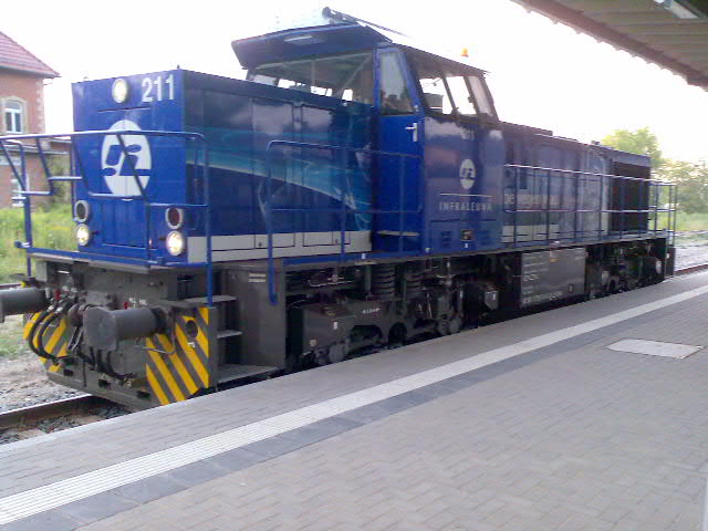 InfraLeuna 211 hatte am 26.07.2012 um 6:25 Uhr als Tfzf nach Karsdorf Kreuzungshalt im Bf Laucha. In Karsdorf holte sie vermutlich abgestellte Kesselwagen. (Foto: Renate Thomas)