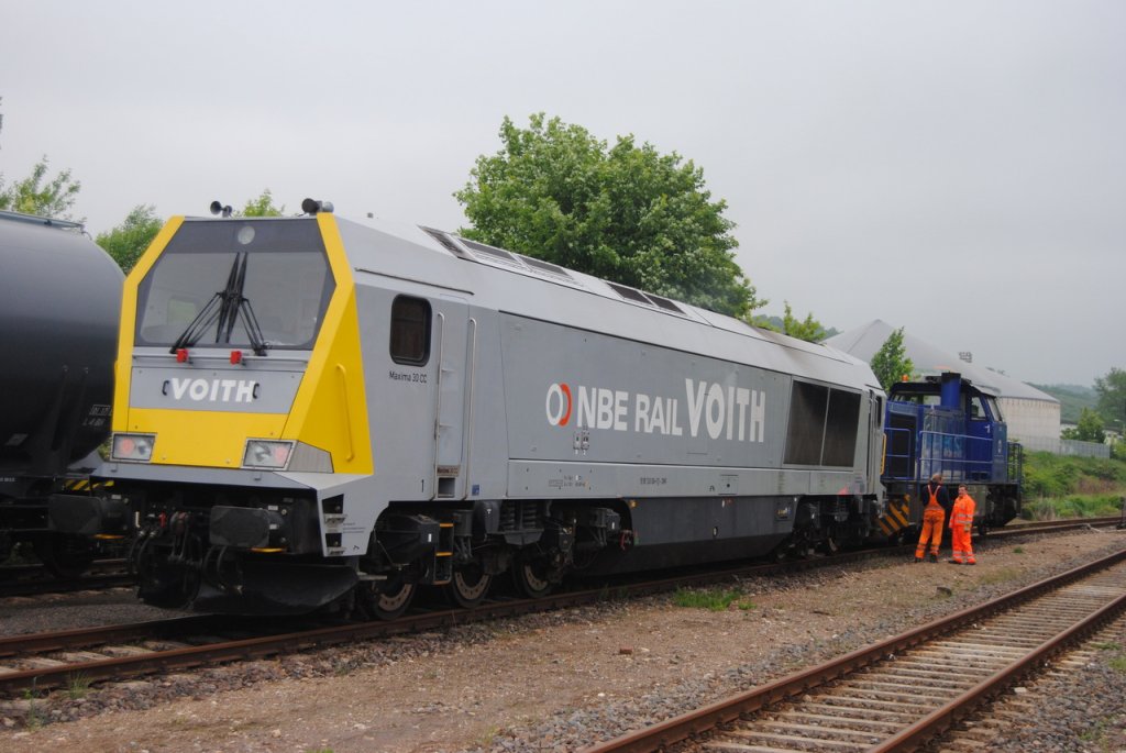 InfraLeuna 263 006-9 und 209 am 31.05.2013 im ehem. Bahnhof Karsdorf. Sie brachten Kesselwagen zur Abstellung bei der EBS und fuhren dann gemeinsam wieder Richtung Gro�korbetha. (Foto: Dampflok015) 