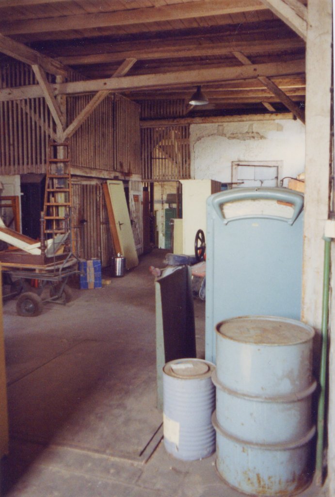 Innenansicht des G�terabfertigungsgeb�ude in Laucha, mit der gro�en Waage, die f�r verschiedene Belastungen einstellbar war und bei Nichtbenutzung durch einfache Hebelumlegung blockiert werden konnte; 1988 (Foto: G�nther G�bel)