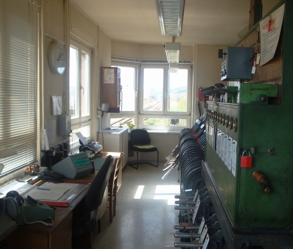 Innenansicht vom Fdl Stellwerk B1 am Ostkopf vom Bf Vitzenburg; 09.04.2011 (Foto: G�nther G�bel)