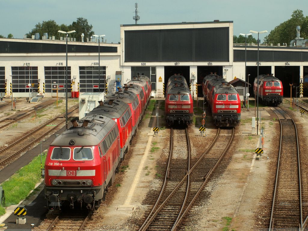 Insgesamt 13 Maschinen der Baureihe 218 waren am 31.7.11 in Mhldorf abgestellt. In der 2. Reihe von Rechts steht als Erstes die 218 465 abgestellt die vor ein paar Monaten in Norddeutschland den Kieler 218 ausgeholfen hat.