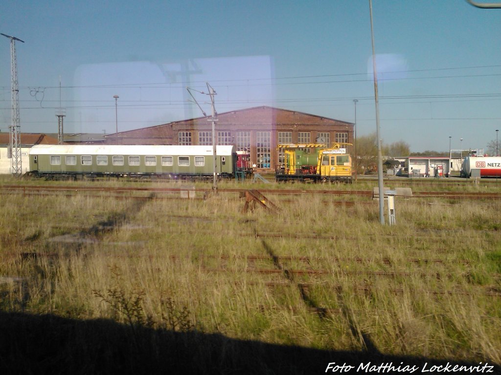 Instandhaltungsfahrzeug und ehemaliger DDR Regierungswagen am  Lokschuppen Pomerania in Pasewalk am 4.5.13