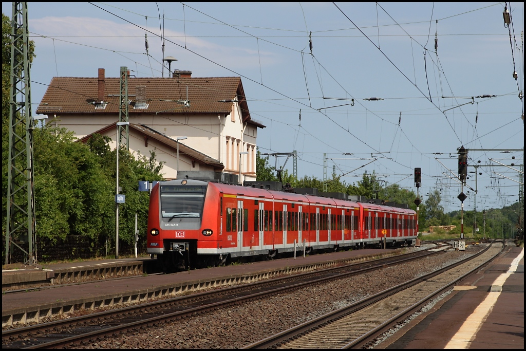 Irgendwann sind sie auch mal legendr... ;) 425 042 und weiterer 425er auf dem Weg nach Frankfurt am 03.06.11 in Lang Gns